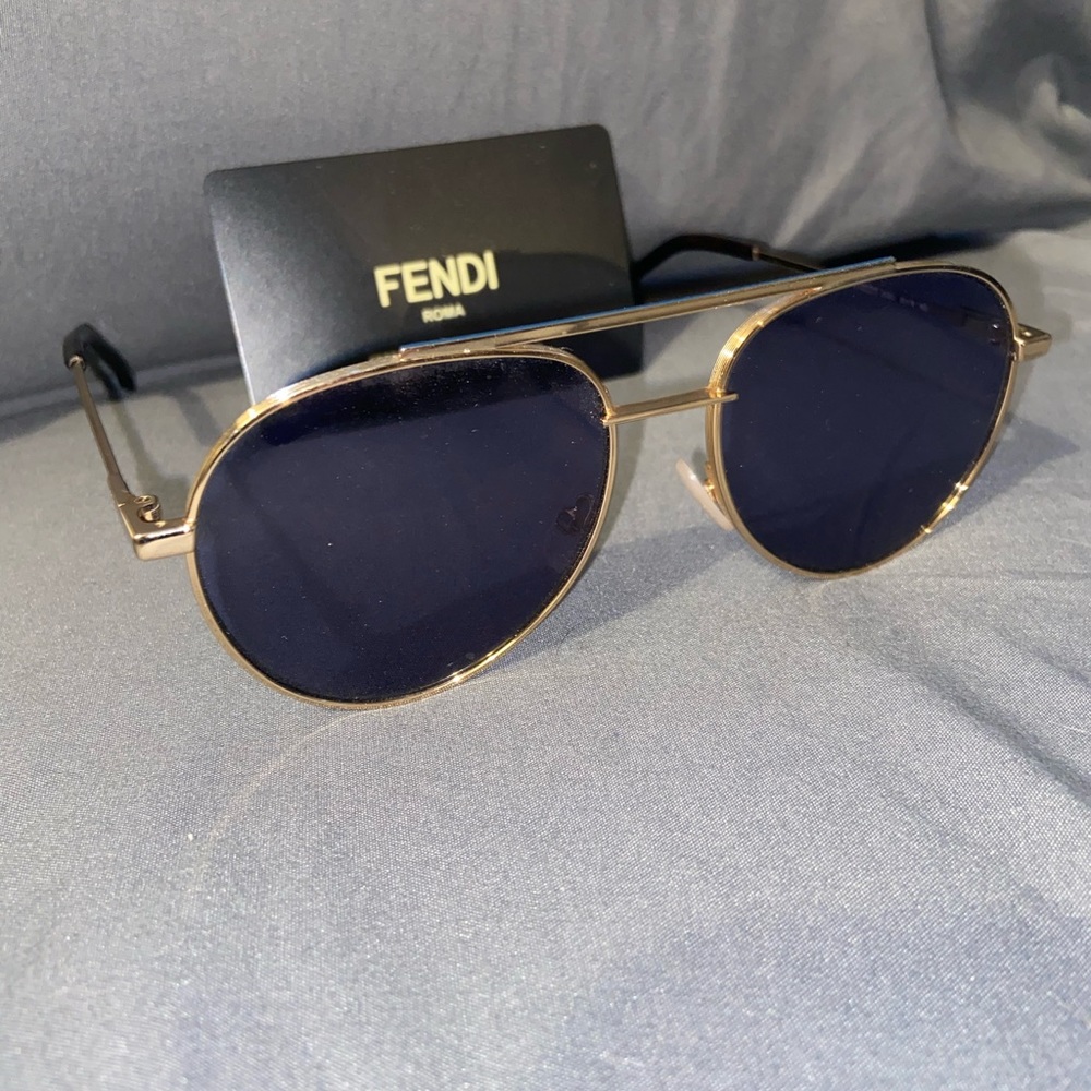 Unisex fendi sunglasses (9/10 condition)